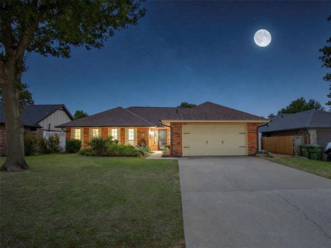 Photo of 108 W Parkland Drive, Yukon, OK 73099 (MLS # 1226595)