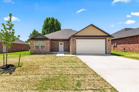 Photo of 216 E Abbot Lane, Mustang, OK 73064 (MLS # 1233919)