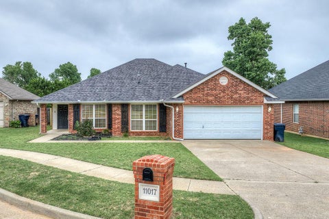Photo of 11017 NW 107th Circle, Yukon, OK 73099 (MLS # 1231752)