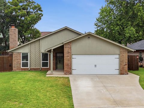 Photo of 1840 Greenway Avenue, Yukon, OK 73099 (MLS # 1231416)