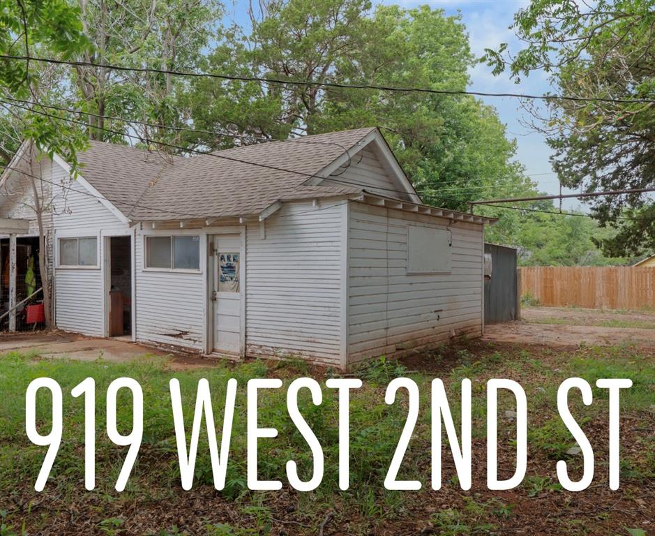 Photo 1 of 11 — 919 W 2nd Street, Elk City, OK 73644