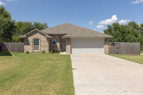 Photo of 11401 SW 8th Circle, Yukon, OK 73099 (MLS # 1252012)