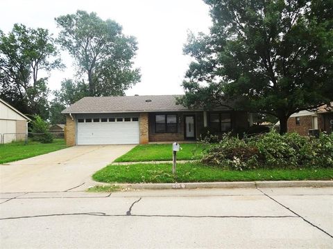 Photo of 616 N Ramblin Oaks Drive, Moore, OK 73160 (MLS # 1226209)