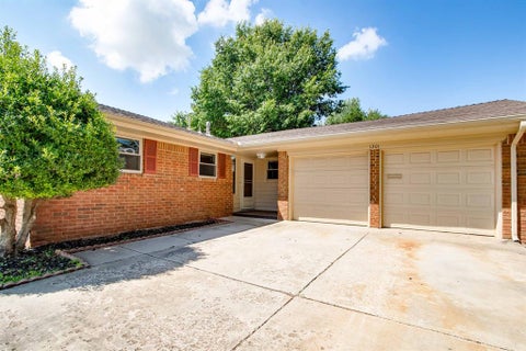 Photo of 1301 Queensboro Place, Yukon, OK 73099 (MLS # 1239592)
