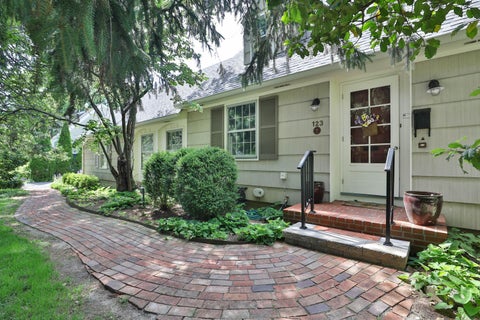 Photo of 123 E New England Avenue, Worthington, OH 43085 (MLS # 226020467)