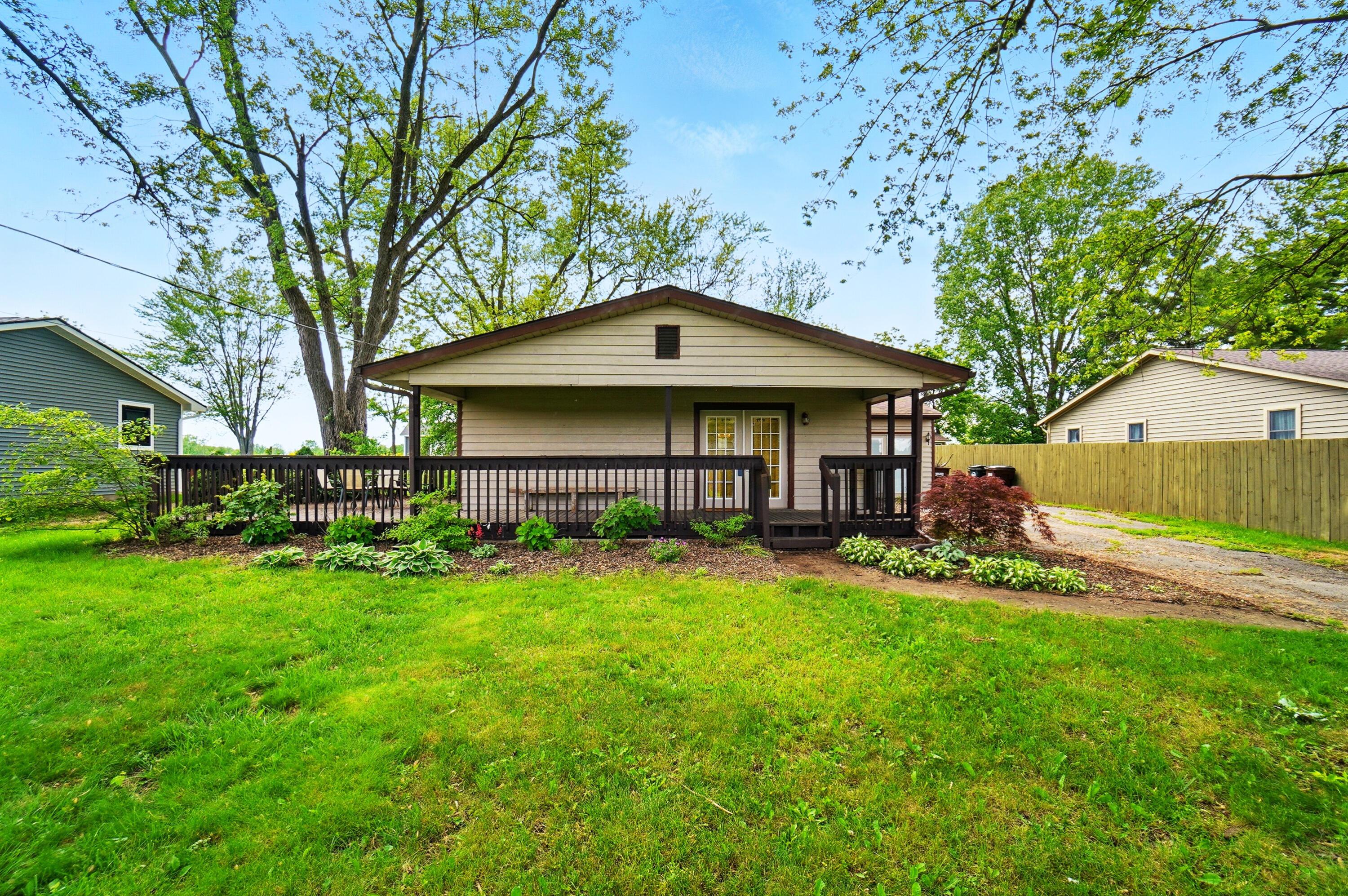 1240 W Choctaw Drive, London, Ohio image 2