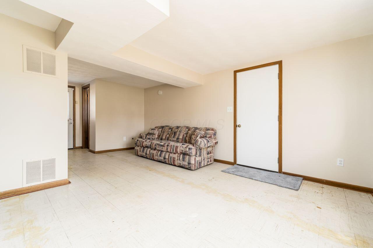 2364 Charlemagne Street, Grove City, Ohio image 33