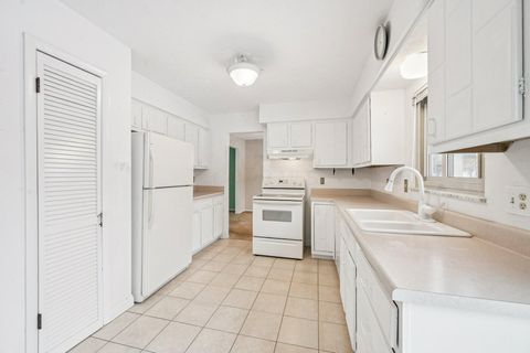 Tiny photo for 488 Uxbridge Avenue, Columbus, OH 43230 (MLS # 225045882)