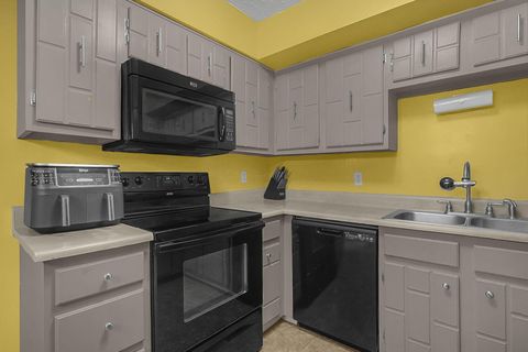 Tiny photo for 625 Country Club Drive B7 #B7, Newark, OH 43055 (MLS # 226007811)