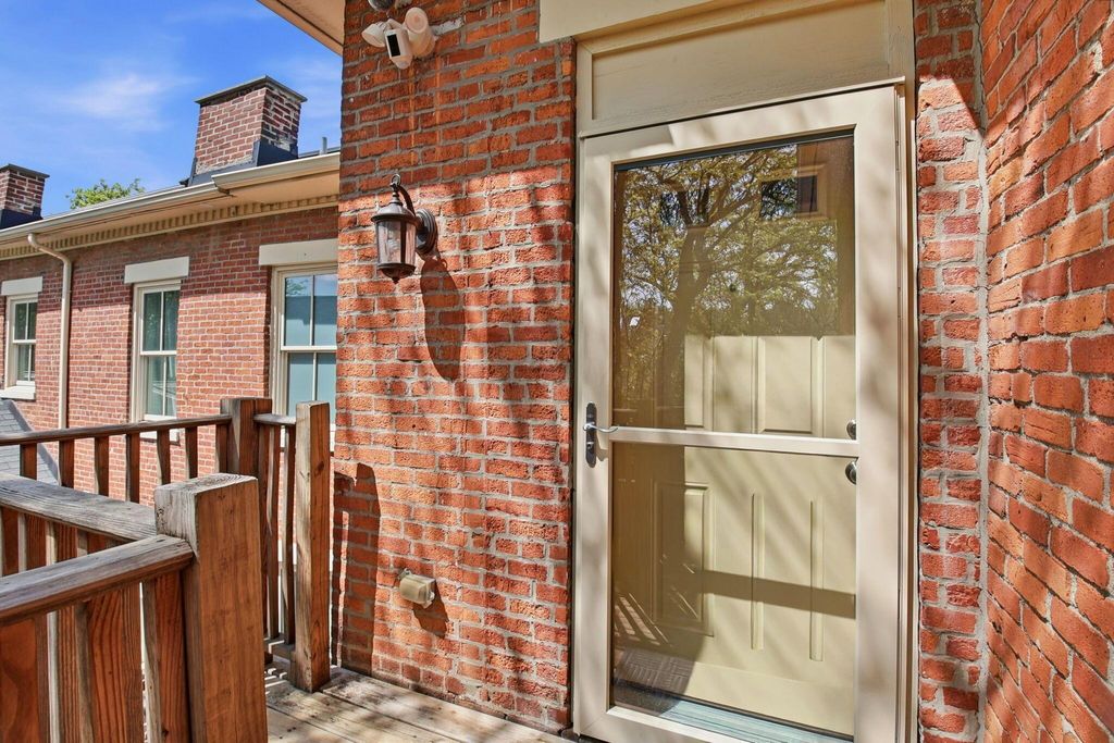 Photo of 175 E Livingston Avenue B #B, Columbus, OH 43215 (MLS # 226014129)