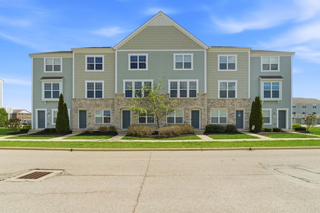 Photo of 5753 Passage Creek Drive, Dublin, OH 43016 (MLS # 226010940)