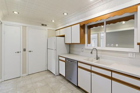 Tiny photo for 1512 Lafayette Drive B #B, Columbus, OH 43220 (MLS # 225045899)