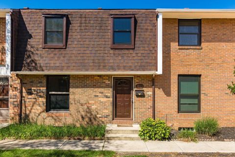 Photo of 1865 Willoway Circle N, Columbus, OH 43220 (MLS # 225045039)