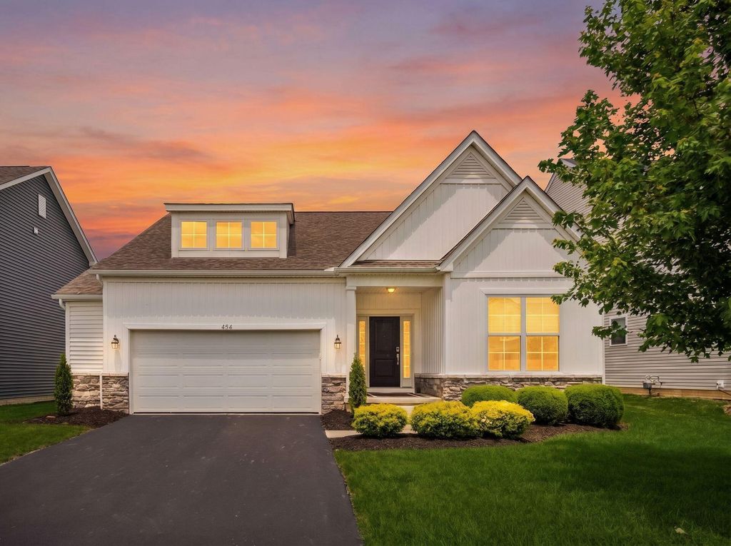Photo of 434 Oakland Hills Loop, Commercial Point, OH 43116 (MLS # 226022537)