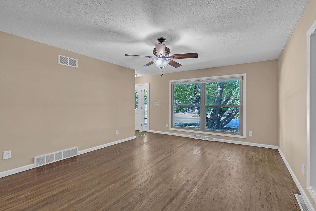 Columbus, Ohio 43229, United States, 3 Bedrooms Bedrooms, ,2 BathroomsBathrooms,Residential,Contingent,186615