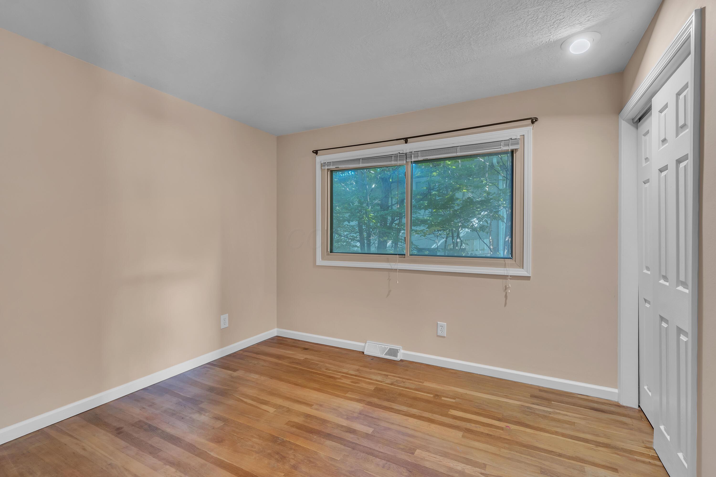 Columbus, Ohio 43229, United States, 3 Bedrooms Bedrooms, ,2 BathroomsBathrooms,Residential,Contingent,186615