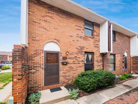 Photo of 1832 Willoway Circle S, Columbus, OH 43220 (MLS # 226028097)