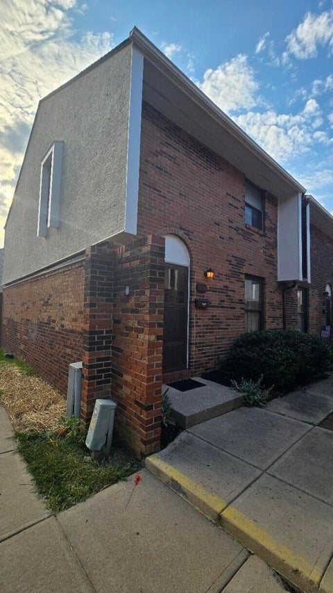 Photo of 1832 Willoway Circle S, Columbus, OH 43220 (MLS # 226028097)