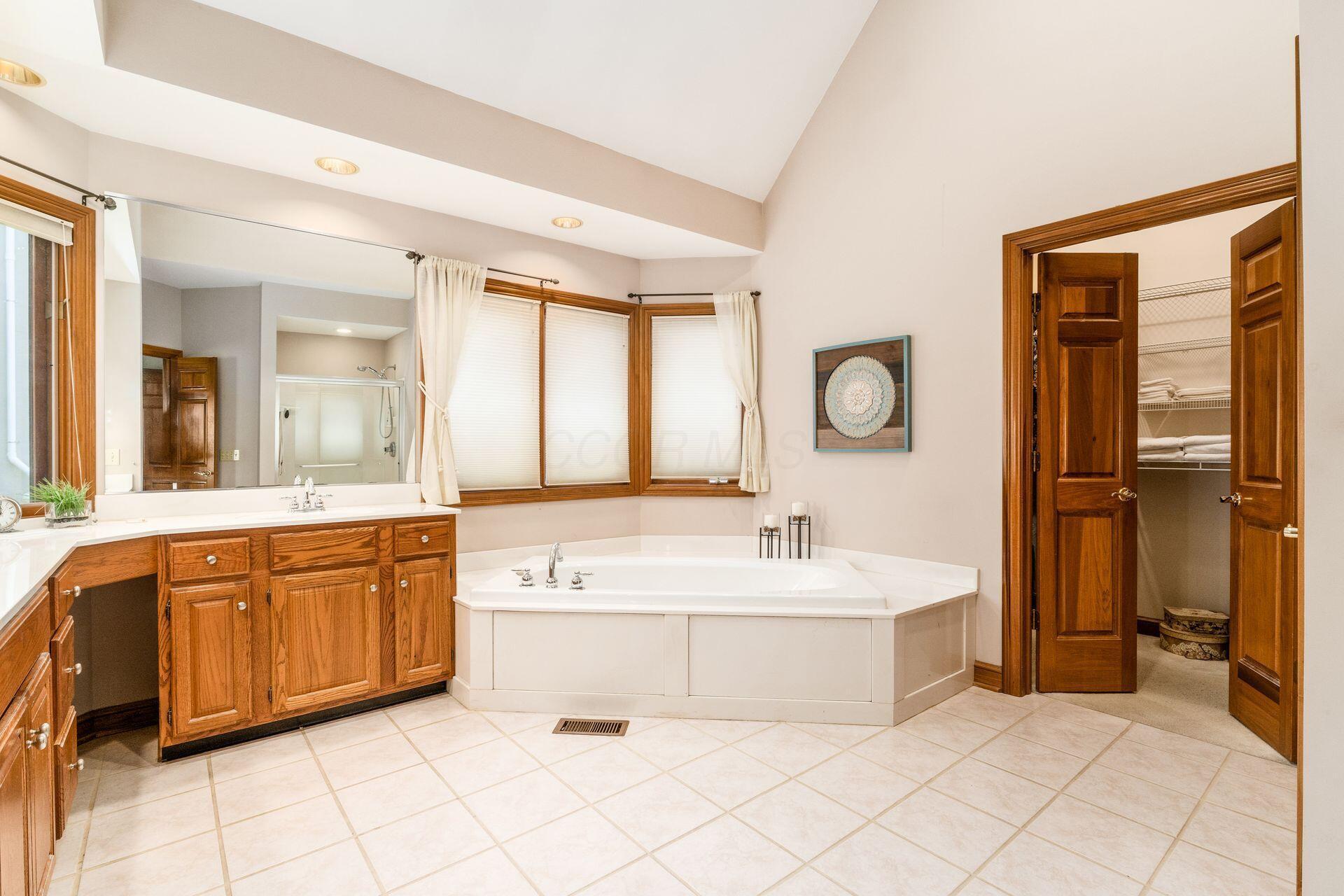 8798 Chateau Drive, Pickerington, Ohio image 29