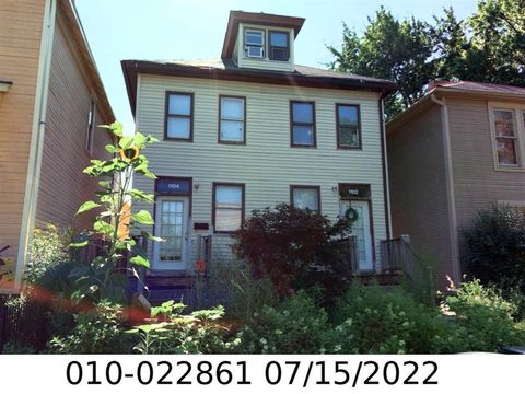 Photo of 1102-1104 Mount Pleasant Avenue, Columbus, OH 43201 (MLS # 226015958)