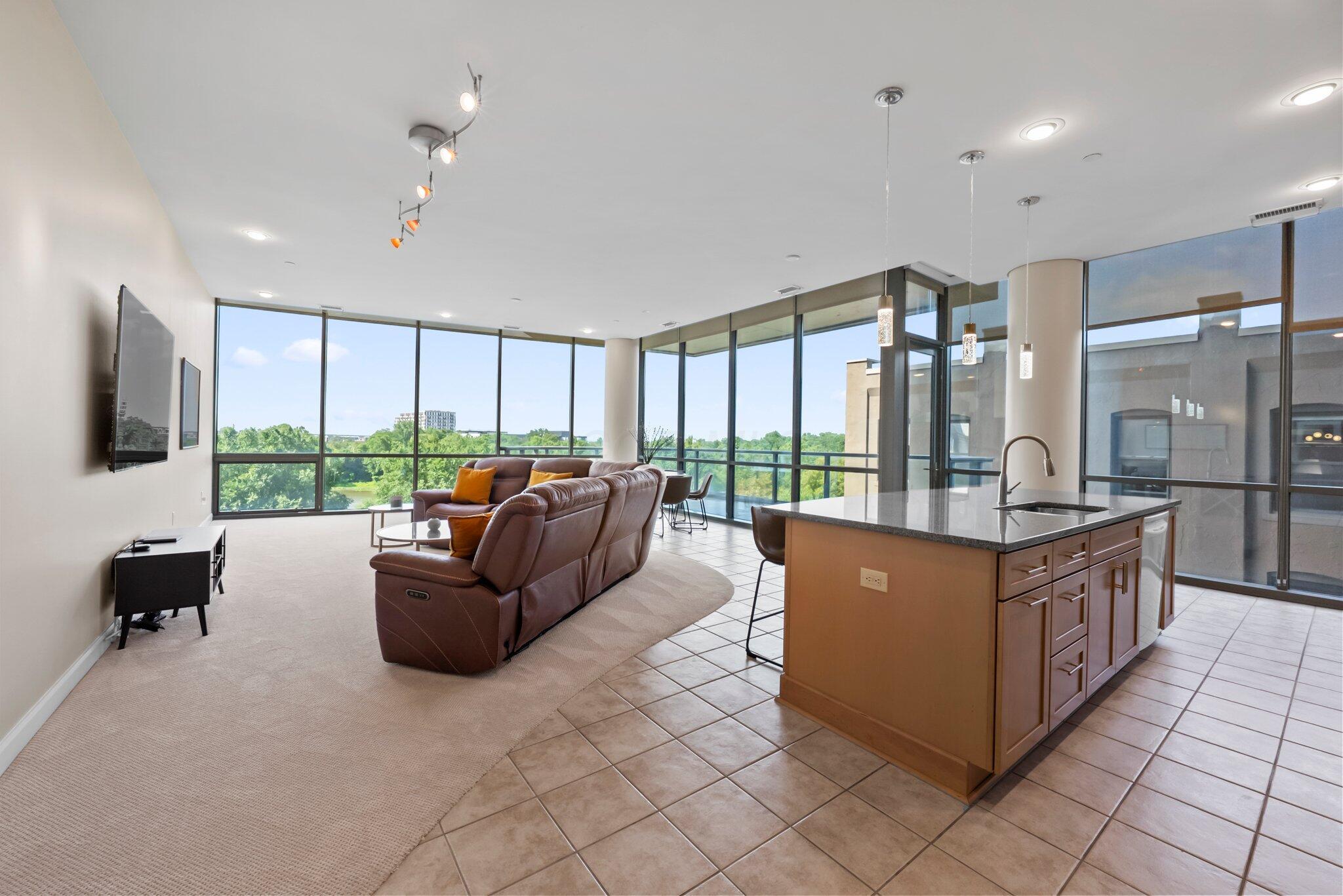 300 W Spring Street 404