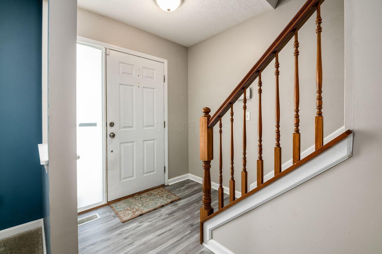 414 Sandmar Court, Pataskala, Ohio image 2