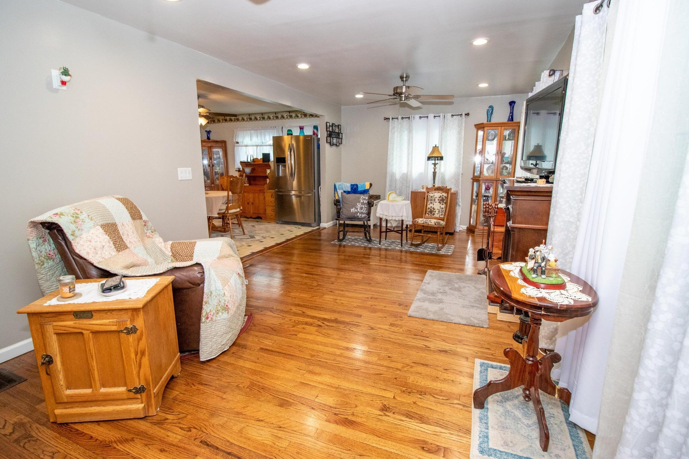 1089 Meadow Lane