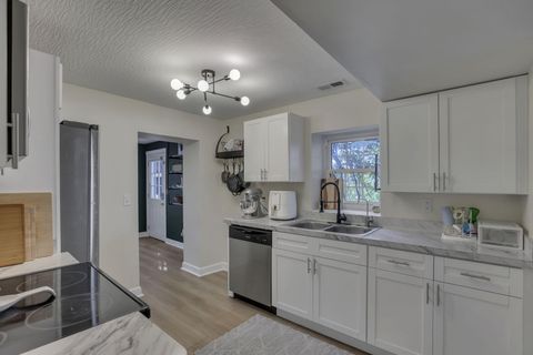 Tiny photo for 2547 Rosedale Avenue, Columbus, OH 43223 (MLS # 225036952)