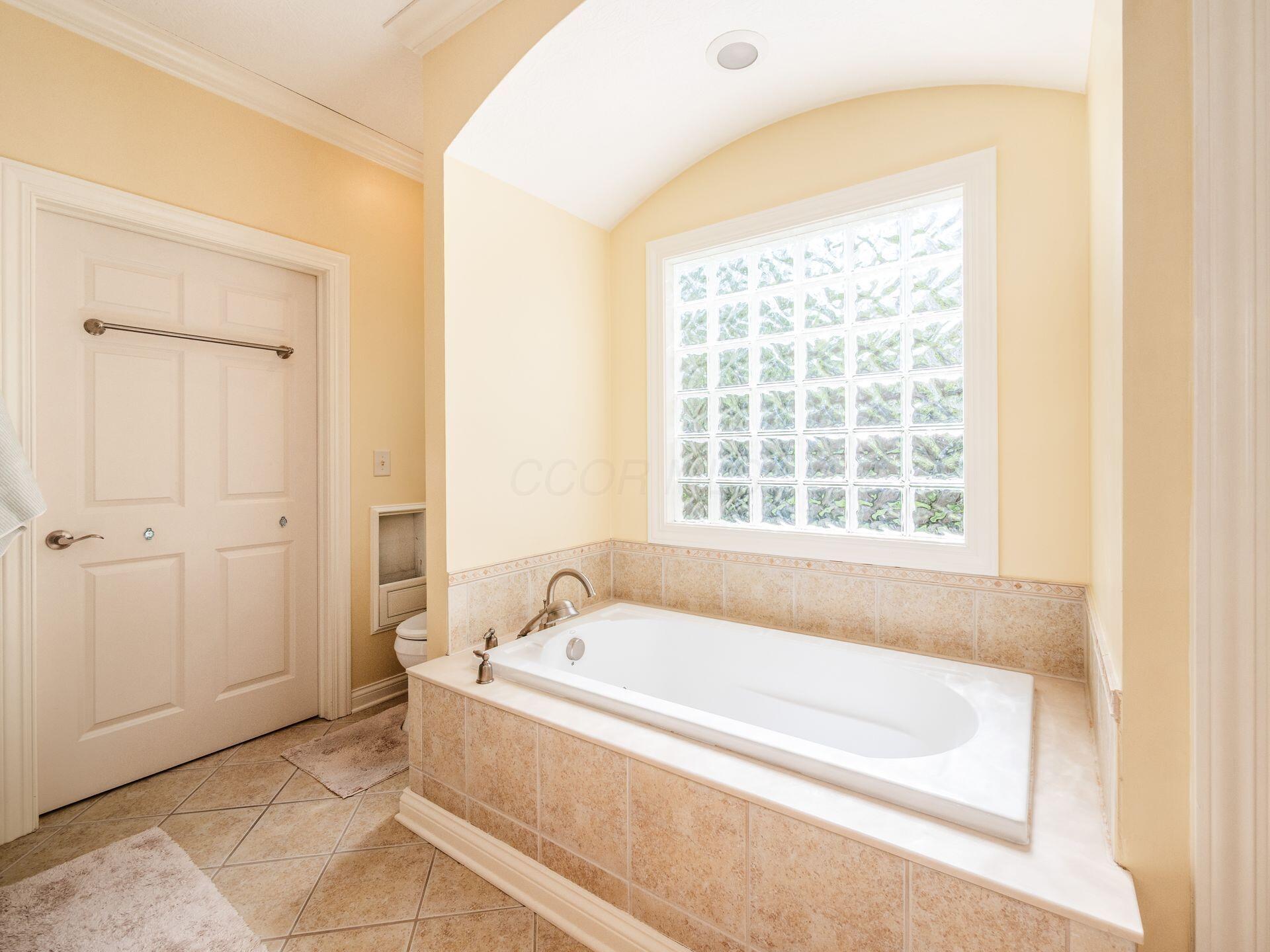 5768 Kempton Run Court, Columbus, Ohio image 18