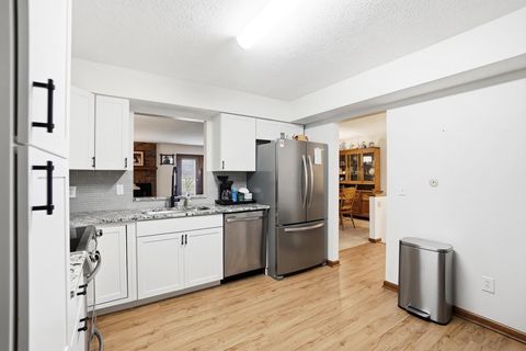 Tiny photo for 3213 Parkview Circle, Grove City, OH 43123 (MLS # 225045441)