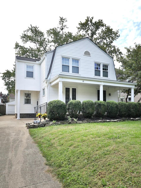 Photo of 41 E Dunedin Road, Columbus, OH 43214 (MLS # 226037277)