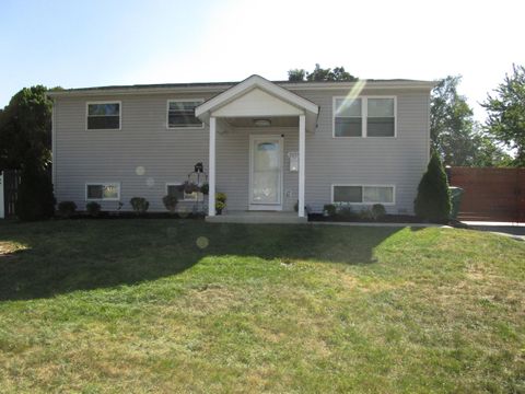 Photo of 3159 Vauxhall Drive, Columbus, OH 43204 (MLS # 225037596)