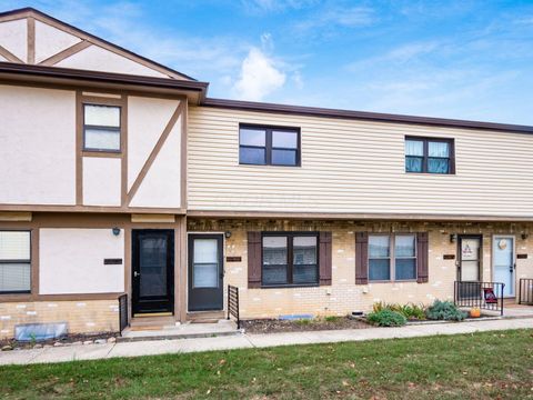 Photo of 3815 Queen Anne Place B19 #B19, Grove City, OH 43123 (MLS # 225036026)