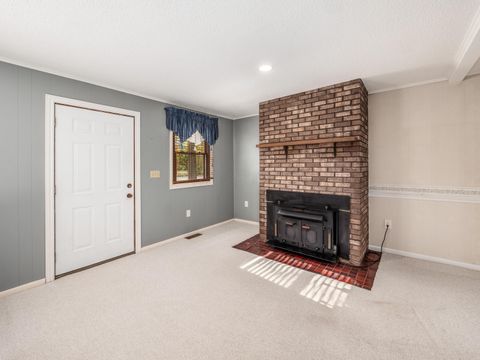 Tiny photo for 696 Williams Road, Columbus, OH 43207 (MLS # 225041910)