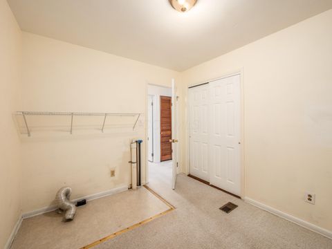 Tiny photo for 696 Williams Road, Columbus, OH 43207 (MLS # 225041910)