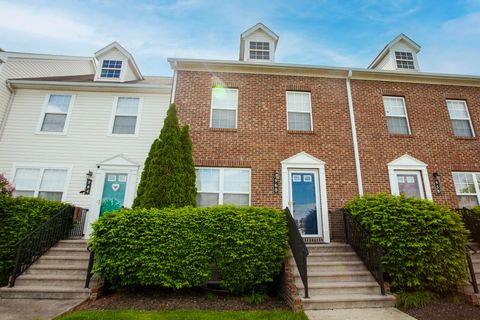 Tiny photo for 960 Hartford Village Boulevard, Columbus, OH 43228 (MLS # 225016282)