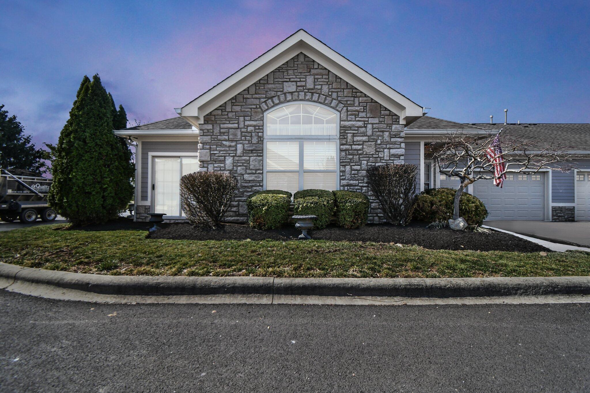 902 Villas Drive, Pataskala, Ohio image 2