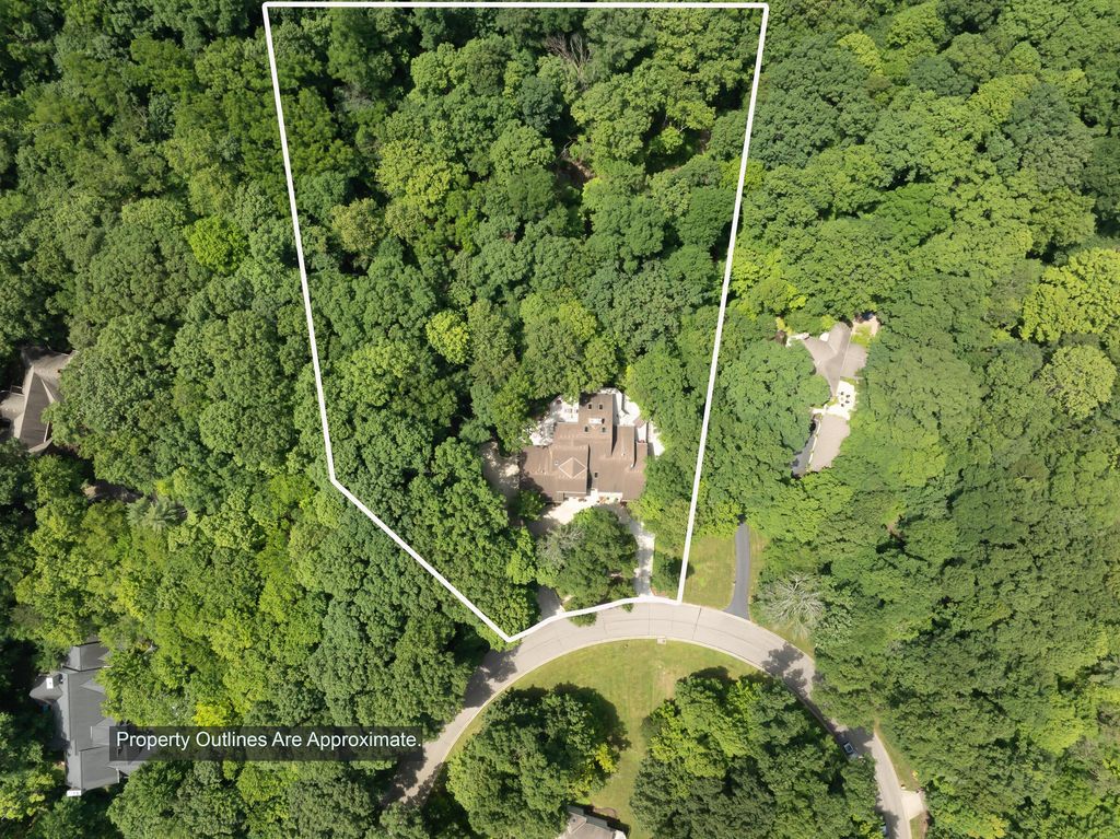 Photo of 630 Woods Hollow Lane, Powell, OH 43065 (MLS # 226012614)