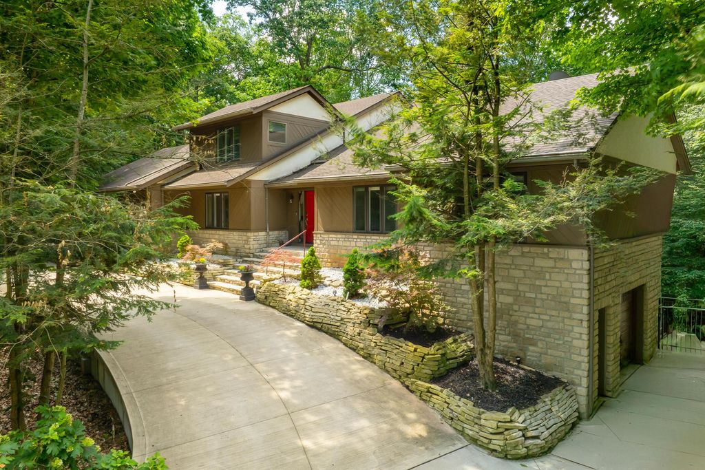 Photo of 630 Woods Hollow Lane, Powell, OH 43065 (MLS # 226012614)