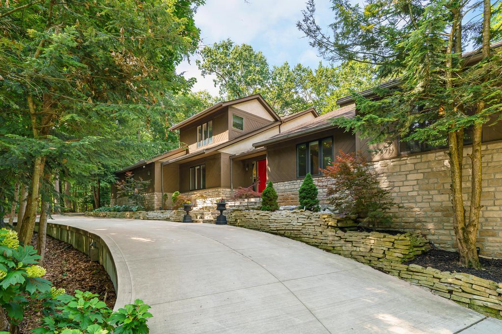 Photo of 630 Woods Hollow Lane, Powell, OH 43065 (MLS # 226012614)