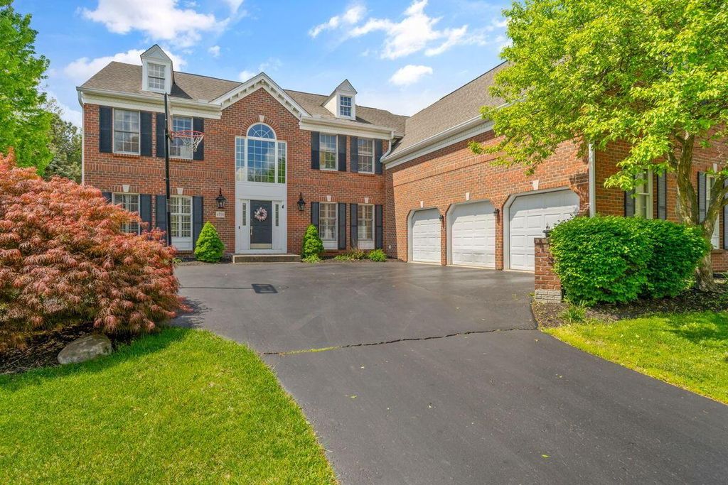 Photo of 4750 Vista Ridge Drive, Dublin, OH 43017 (MLS # 226014139)