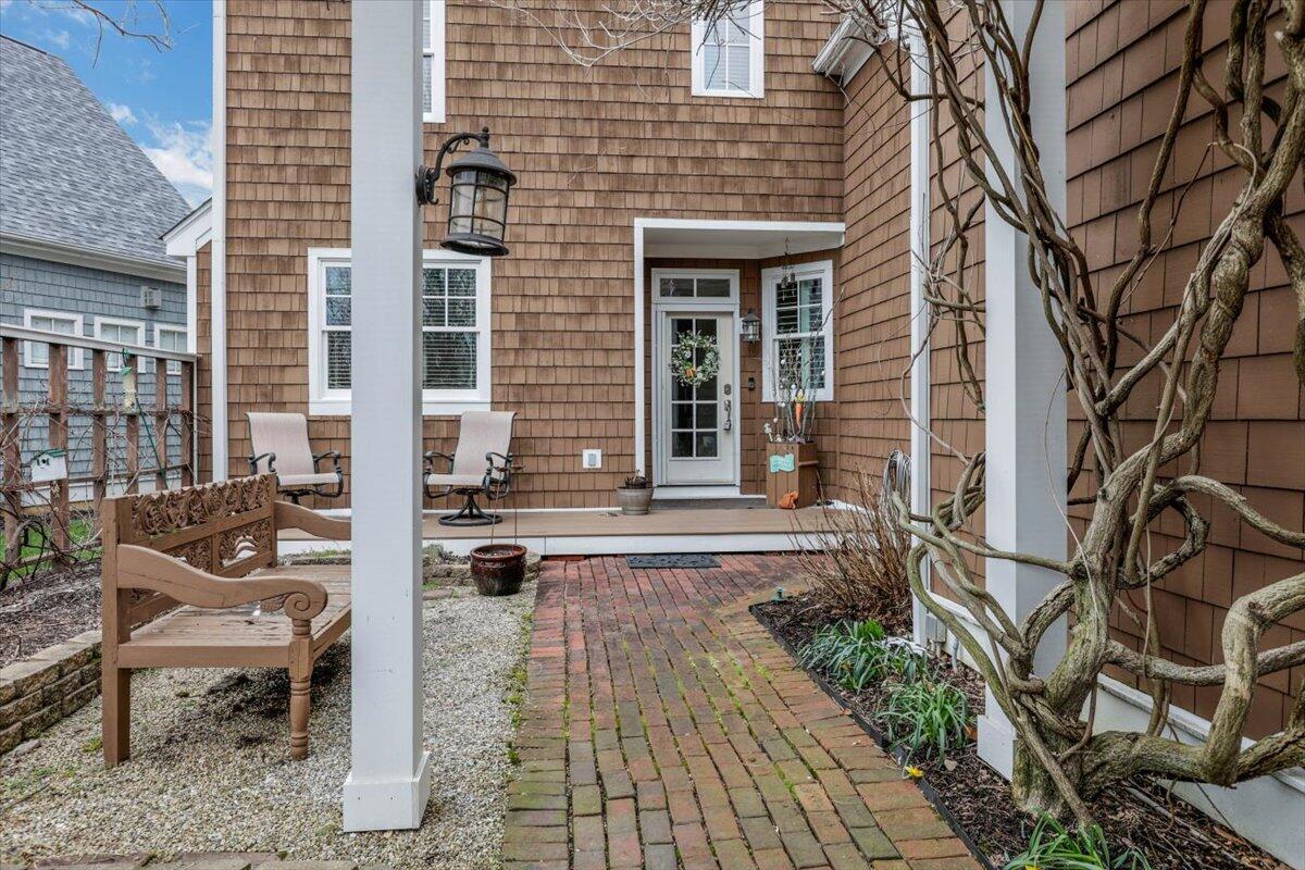 15150 Shoreline Drive W