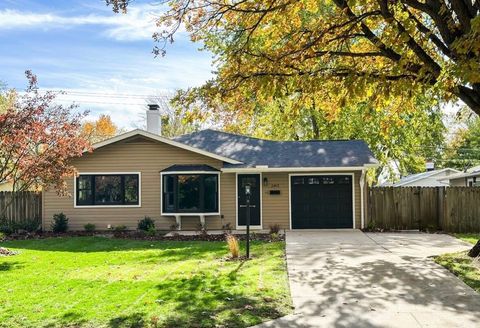 Photo of 2413 Edgevale Road, Columbus, OH 43221 (MLS # 225042118)