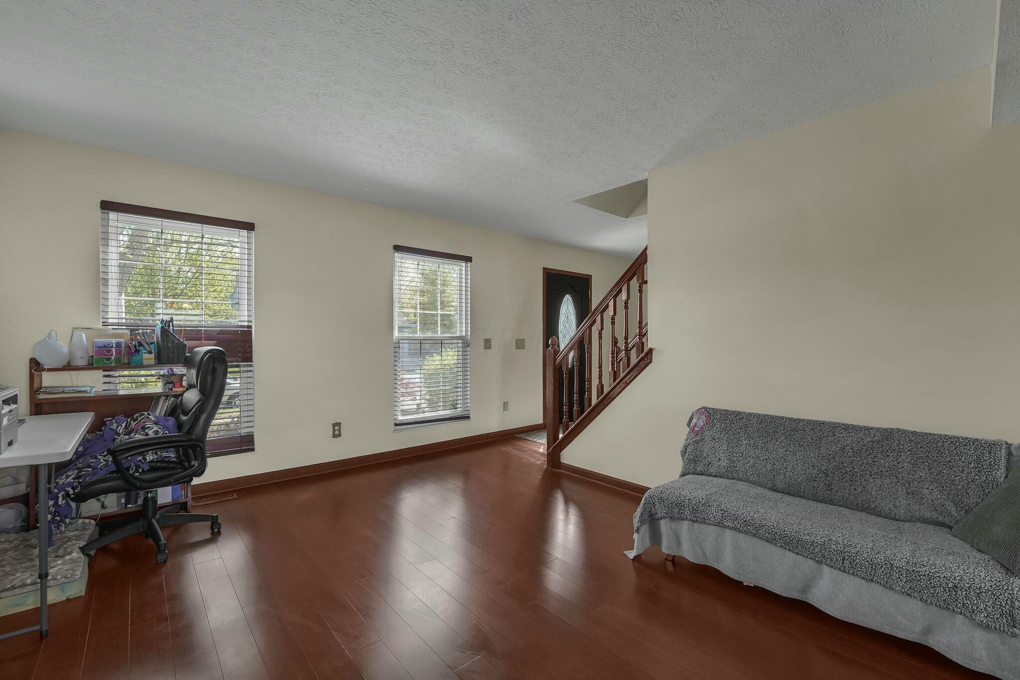 5350 Whispering Oak Boulevard, Hilliard, Ohio image 3