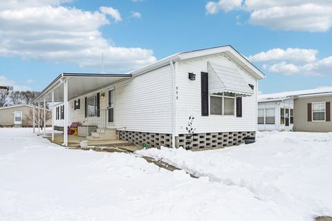 Photo of 990 Jerry Lee Drive, Obetz, OH 43207 (MLS # 226004032)