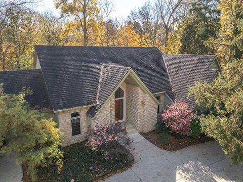 Photo of 3055 Carriage Lane, Columbus, OH 43221 (MLS # 225042393)