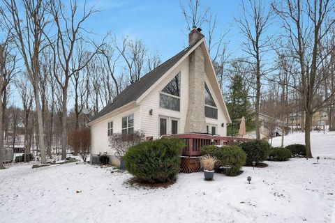 Photo of 419 Highland Hills Circle, Howard, OH 43028 (MLS # 226002394)