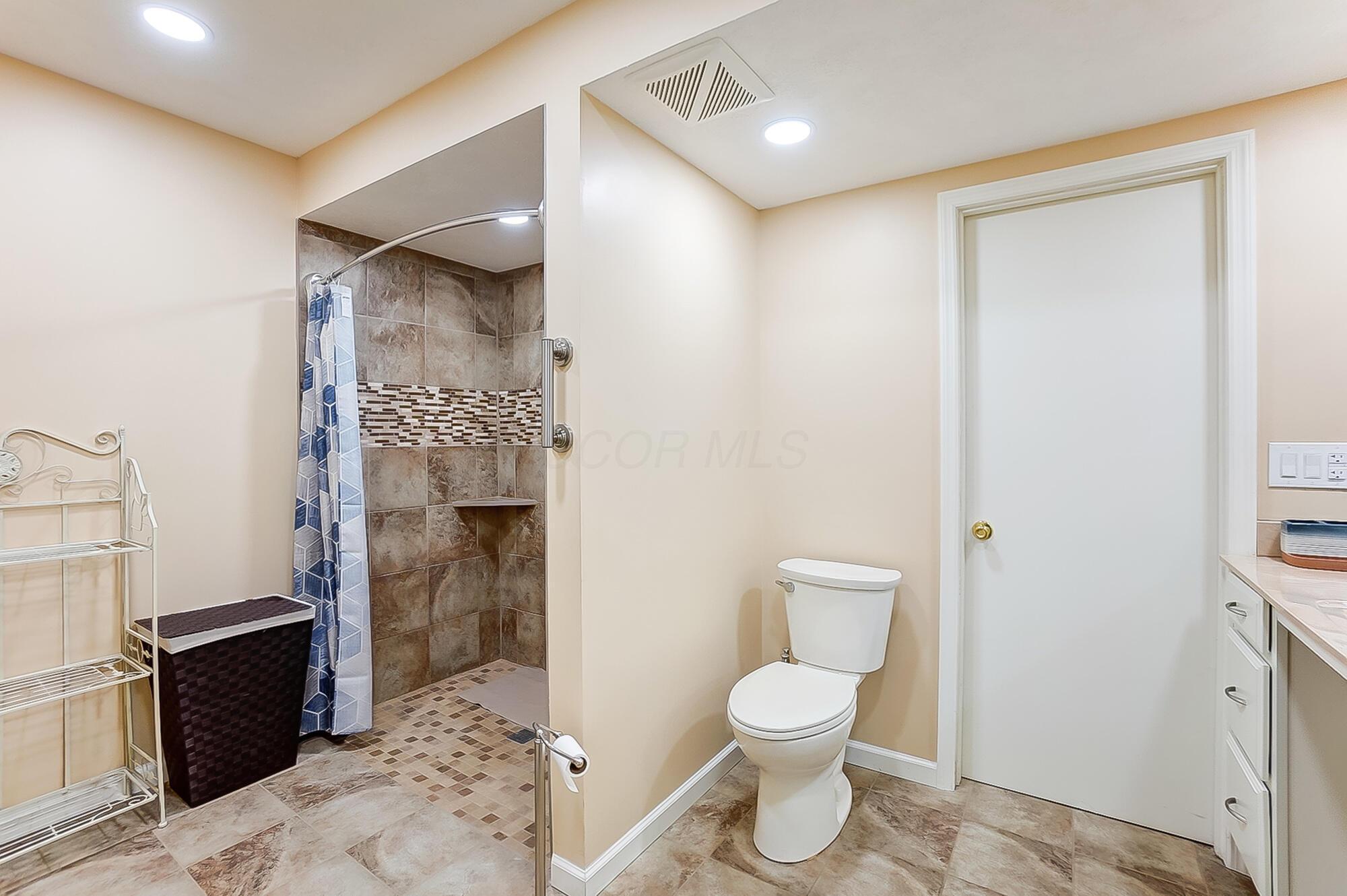 3033 Linmuth Drive, Springfield, Ohio image 10