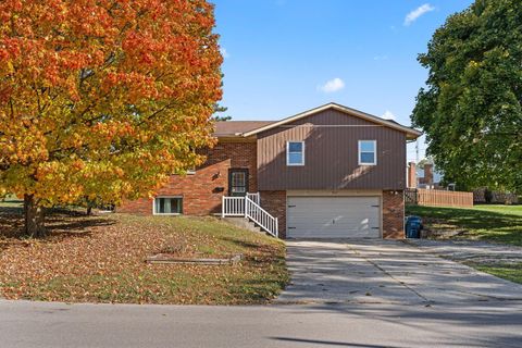 Photo of 512 Hilltop Drive, Bellefontaine, OH 43311 (MLS # 225041091) Photo of 512 Hilltop Drive, Bellefontaine, OH 43311 (MLS # 225041091)