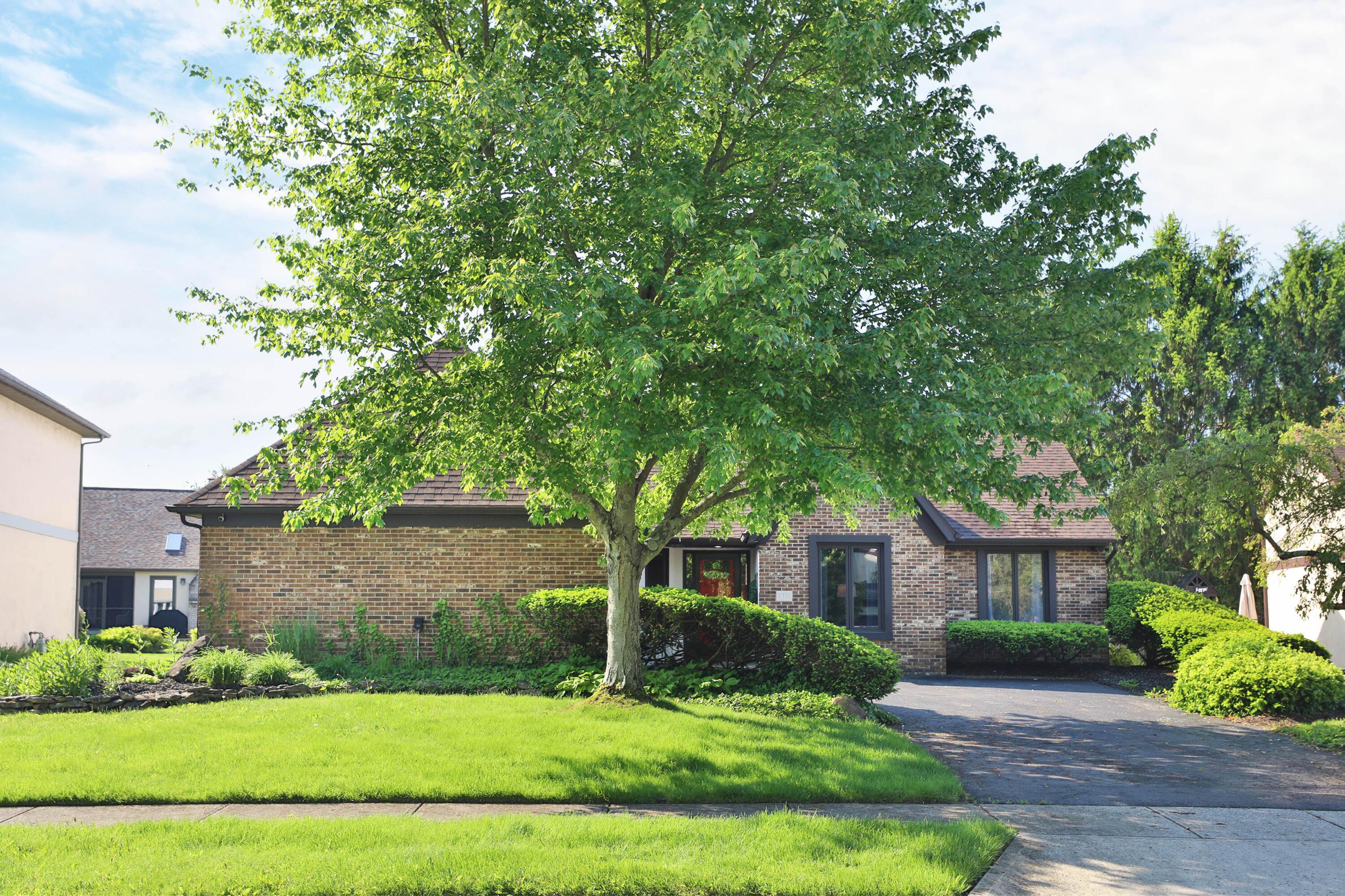 7775 Pembrook Drive, Reynoldsburg, Ohio image 2